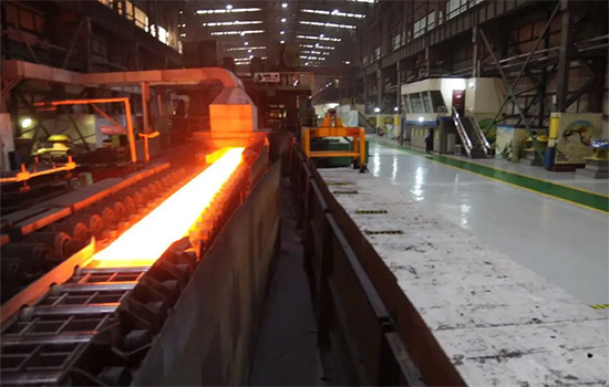 舞阳钢铁厂转炉炼钢，就要见到成效了。